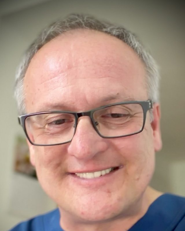 Paweł Rutkowski w niebieskim stroju medycznym